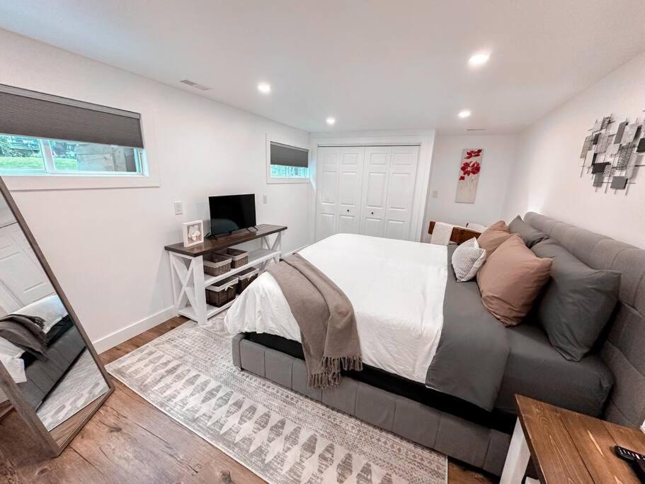 The Victoria Suite In Elora- King Bed Bagian luar foto