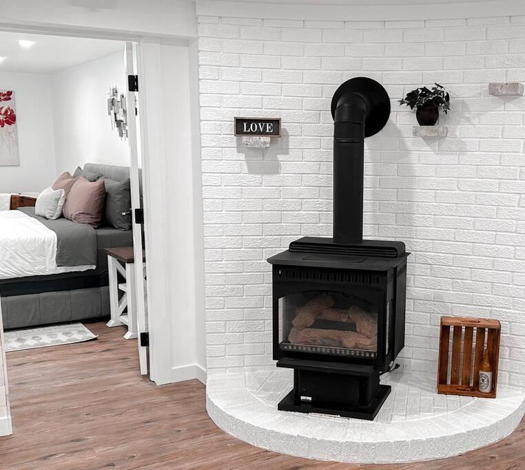 The Victoria Suite In Elora- King Bed Bagian luar foto