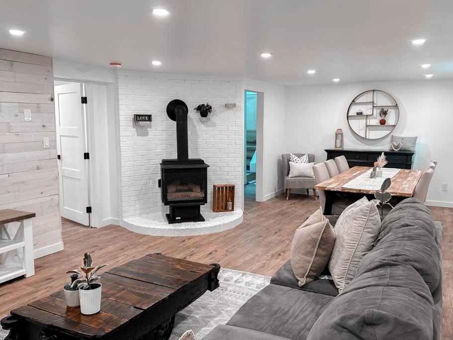 The Victoria Suite In Elora- King Bed Bagian luar foto